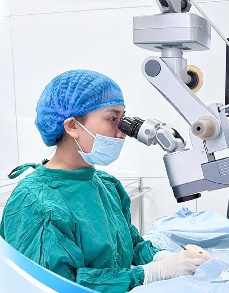 Bác sĩ Bệnh viện Mắt Kon Tum tại phòng mổ